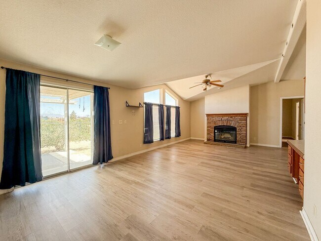Building Photo - 29 Palms Home with Garage