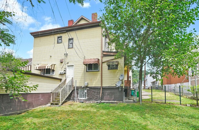 Building Photo - 1349 Main St