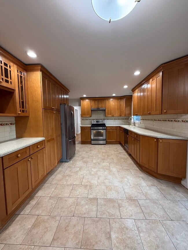 Building Photo - 16 Meadowview Dr