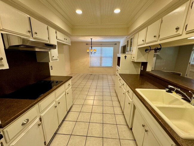 Building Photo - 3 bed 2 bath house with garage
