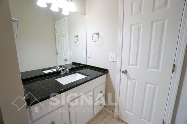 Building Photo - 2825-2827 7 Oaks Cir