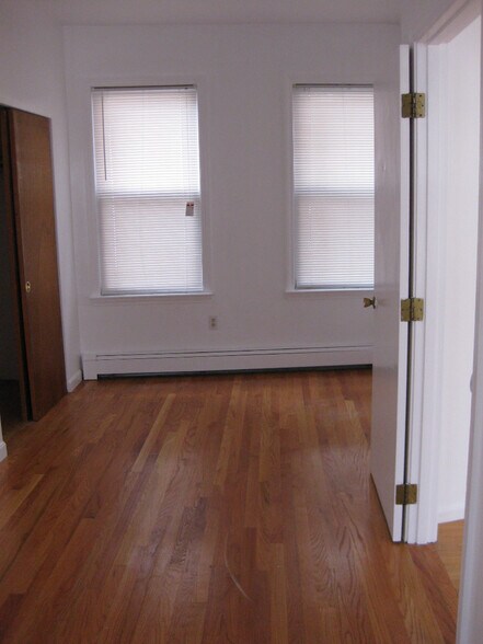 Building Photo - 25 Hanover Ave