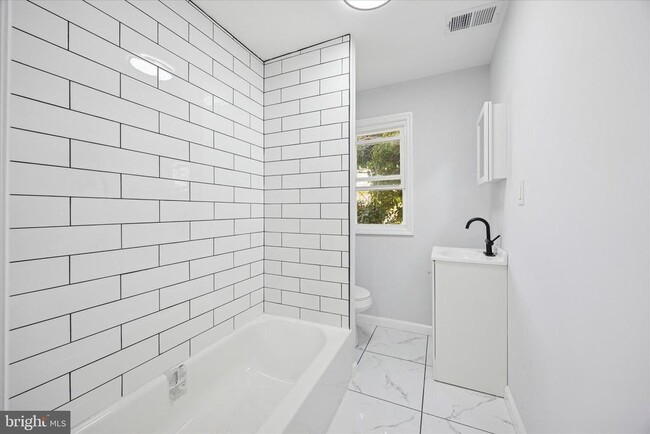 Building Photo - 566 Rutherford Ave