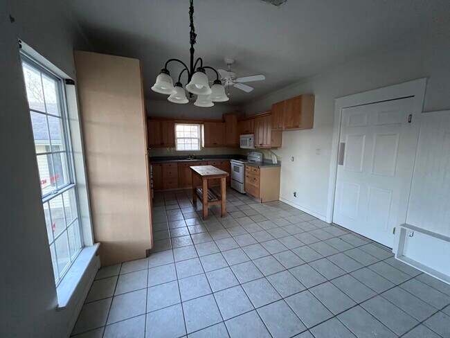 Building Photo - 218 E Haven Rd