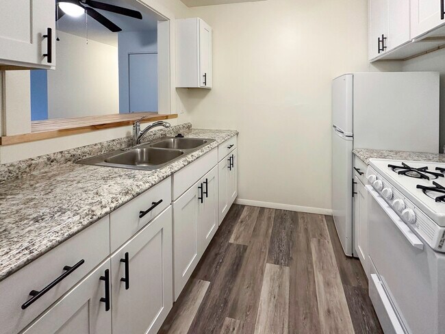 2 Bed / 1 Bath - 1,000 SF - Kitchen - 3245 N Oakland