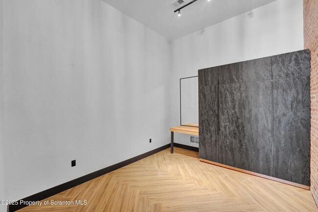 Building Photo - 115 Penn Ave