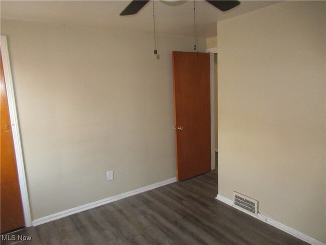 Building Photo - 410 E 222nd St