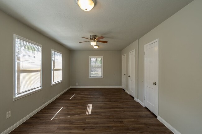 Building Photo - 2 bed, 1 bath in great location - move in ...