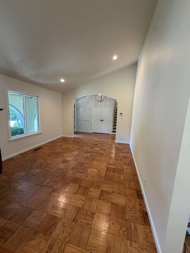 Building Photo - "Charming Walnut Creek Retreat: Spacious 4-Bedroom Home with Elegant Granite Kitchen, Cozy Firepl...