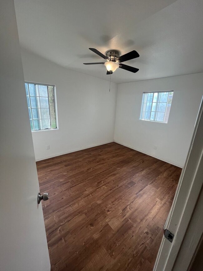 Building Photo - 5850 Cedarglen Dr