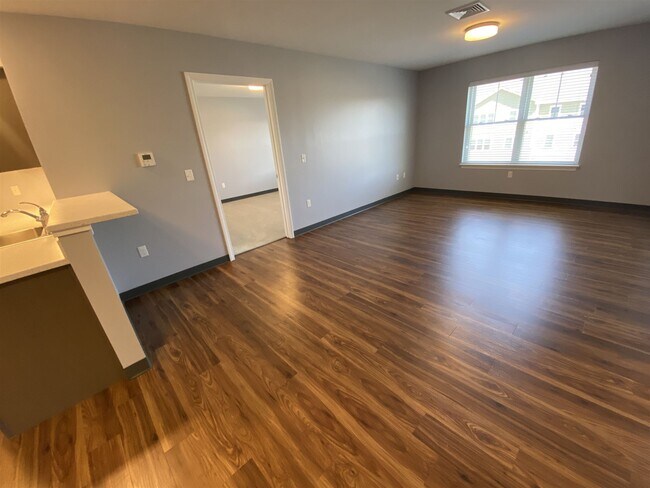 Building Photo - 10 E Ridge Dr