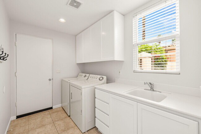 Building Photo - 727 Arrowhead Dr