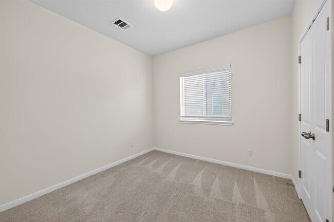 Building Photo - 221 Arabian Colt Dr