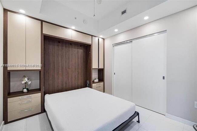 Building Photo - 851 NE 1st Ave