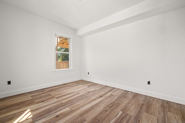 Building Photo - 530 Jane St