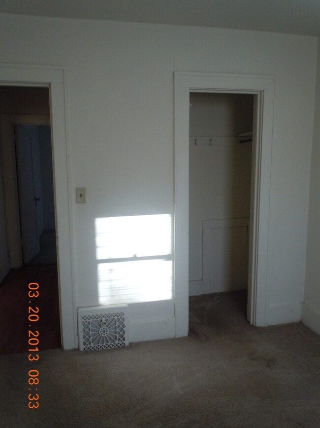 Building Photo - 522 9th St SE