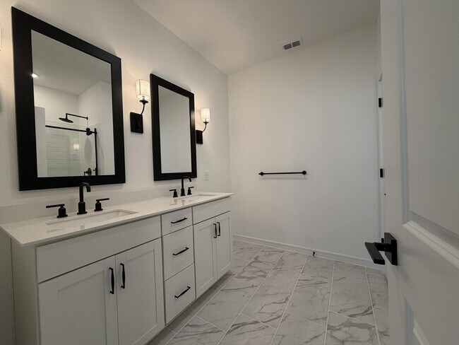 Building Photo - 4819 Legends Bay Dr