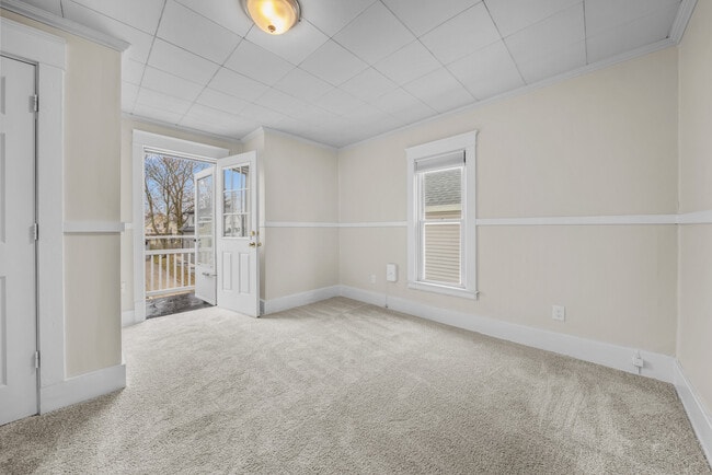 Building Photo - 1033 Helen St NE