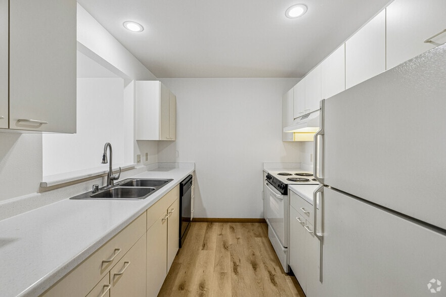 2BR, 1BA - 898SF - Kitchen - Waunakee Country View