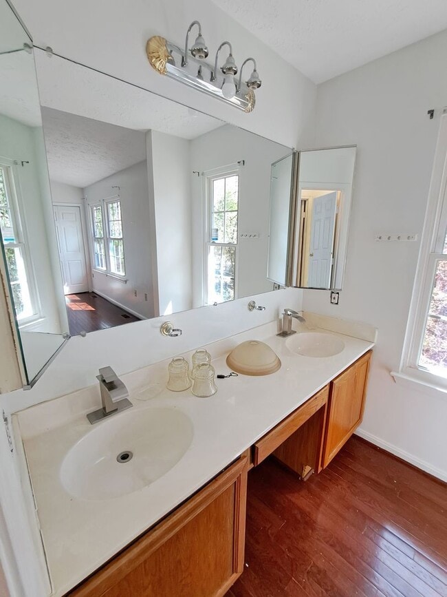 Building Photo - 3870 Gateview Pl