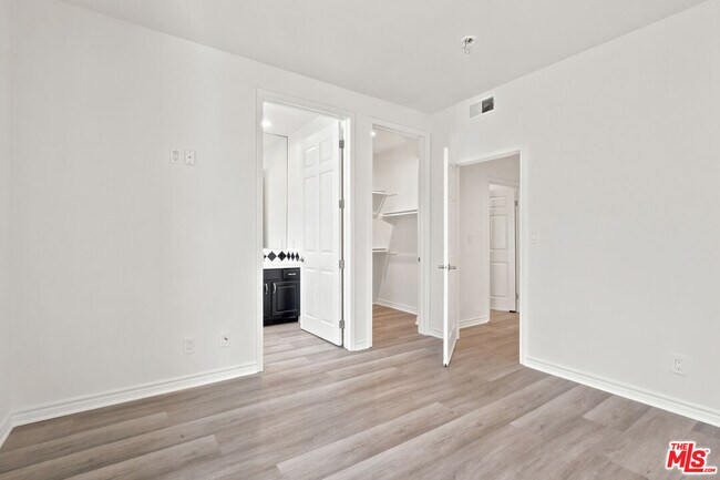 Building Photo - 4940 Laurel Canyon Blvd