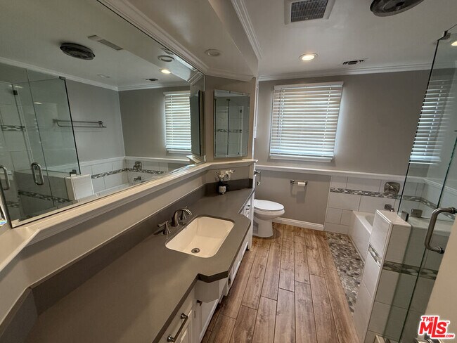 Building Photo - 4439 Don Zarembo Dr