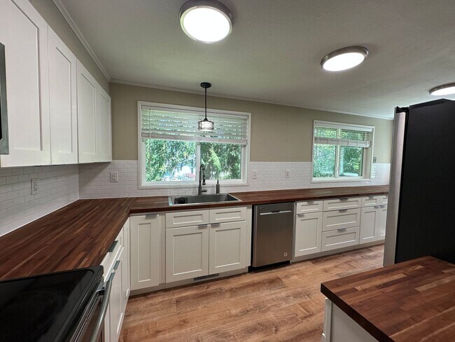 Building Photo - 3 Bed 2 Bath home with 2 Car Garage in Bellingham