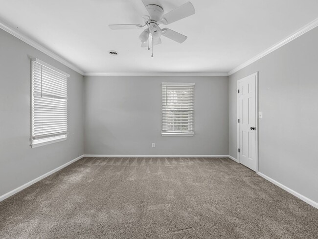 Building Photo - Luxury Living Awaits in this 6 Bedroom, 5 Bathroom Home – Elegant Comfort in a Prime Location