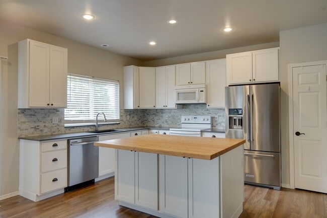 Building Photo - Price reduction-Lakeland Hills 2 Story