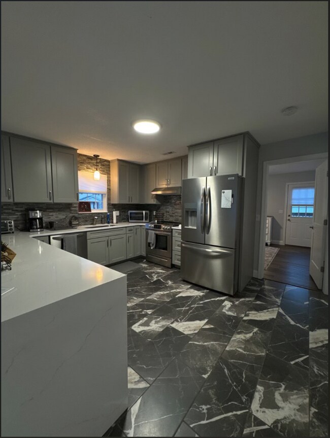 Building Photo - 3 Bedroom 3 Bathroom - Short Term Lease