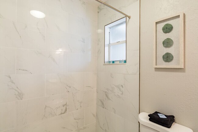Building Photo - Fully Furnished 3BR/2BA St. Pete Home – Modern Updates & Prime Location