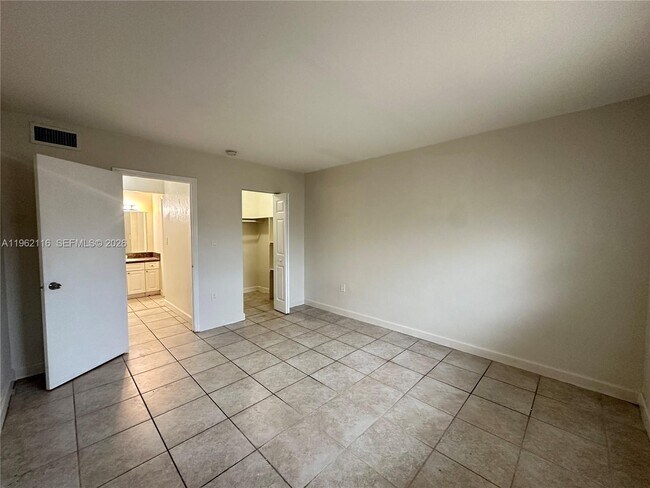 Building Photo - 1008 NW 45th Ave