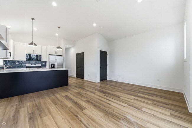 Building Photo - 861 E 63rd Pl