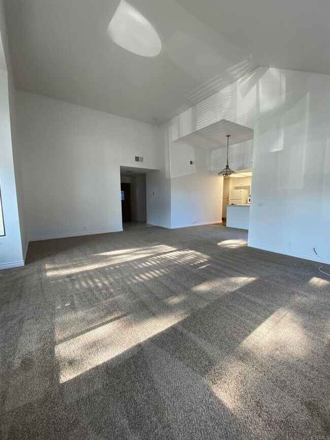Building Photo - 520 Via De La Valle