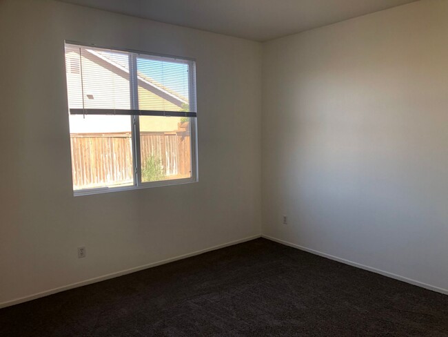 Building Photo - Beautiful Spacious 4 bedroom 2 bathroom Ho...