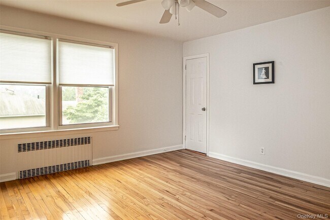 Building Photo - 121 Manhasset Ave