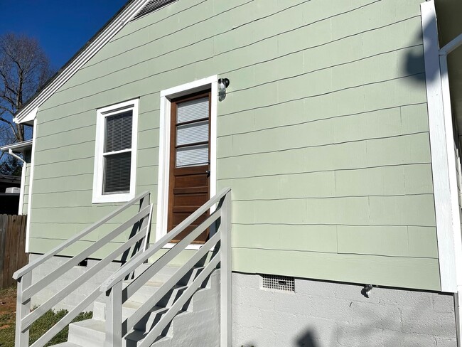 Building Photo - Updated 3 bed 2 bath duplex near downtown ...