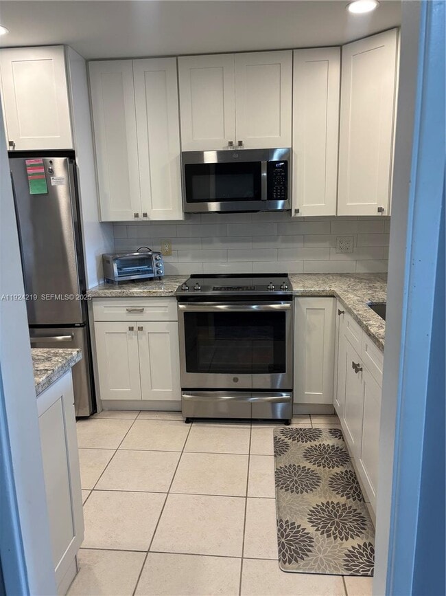 Primary Photo - 2900 N Palm Aire Dr