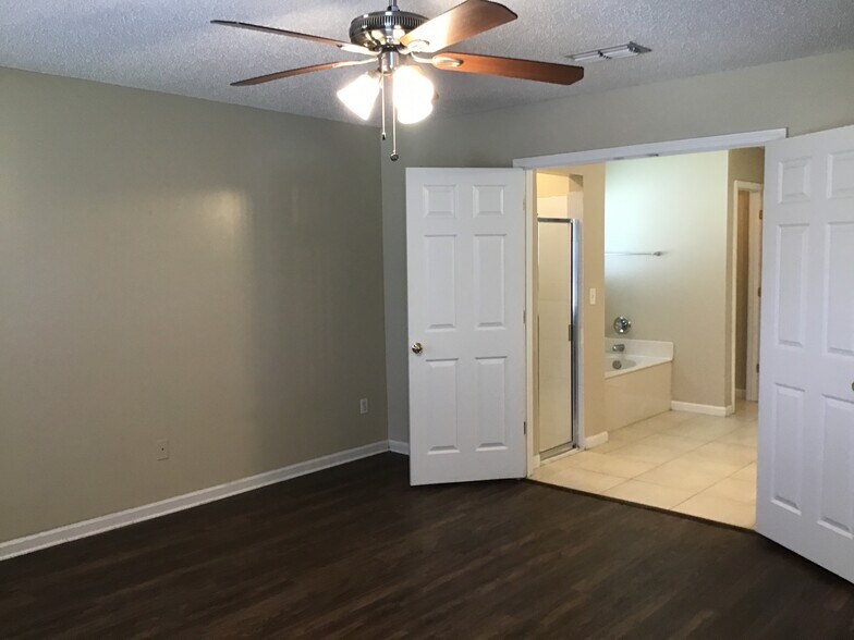 Building Photo - 2038 Belhaven Dr