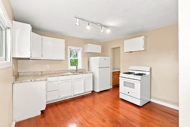 Building Photo - 1097 Suburban Ave E