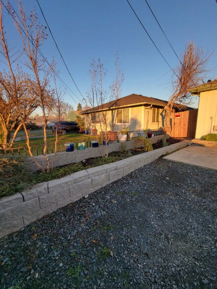 Building Photo - 2364 Howard Ave