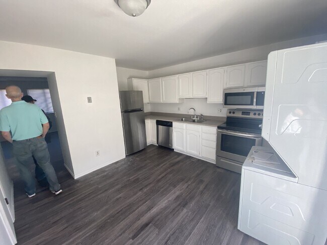 Building Photo - Cozy Condo Available NOW!