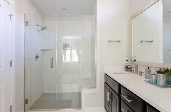 Building Photo - 807 E 16th St