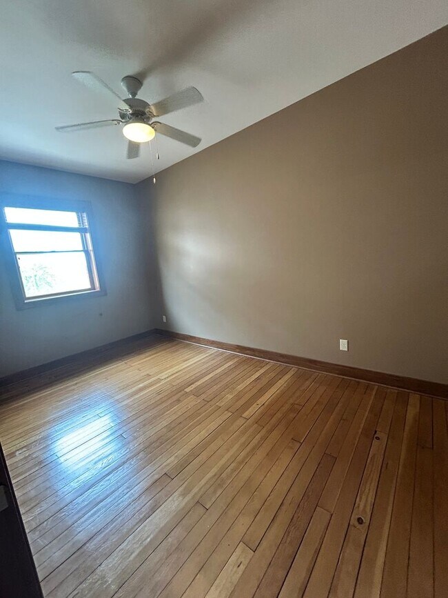 Building Photo - One Bedroom Apartment
