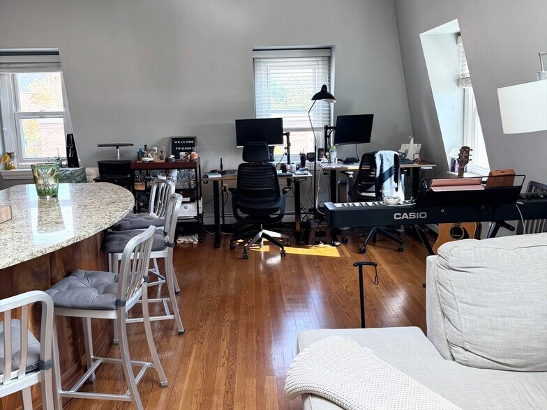 Building Photo - 172 Bunker Hill St