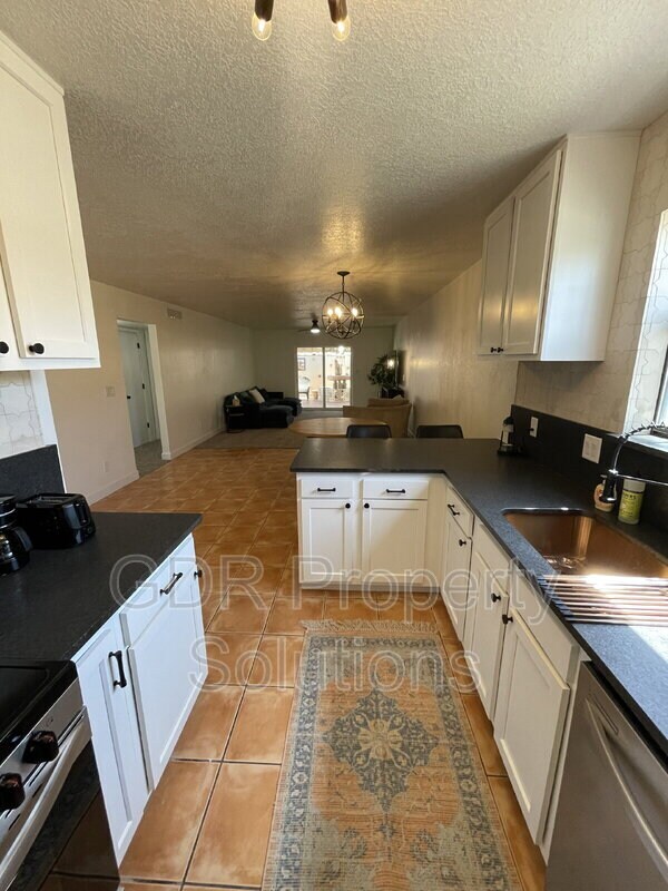 Building Photo - 520 Ortiz Dr NE