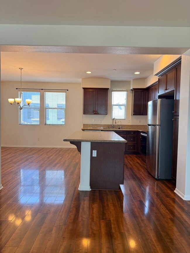 Building Photo - 2 Bedroom, 2.5 Bath Tri-level townhouse in Signal Hill