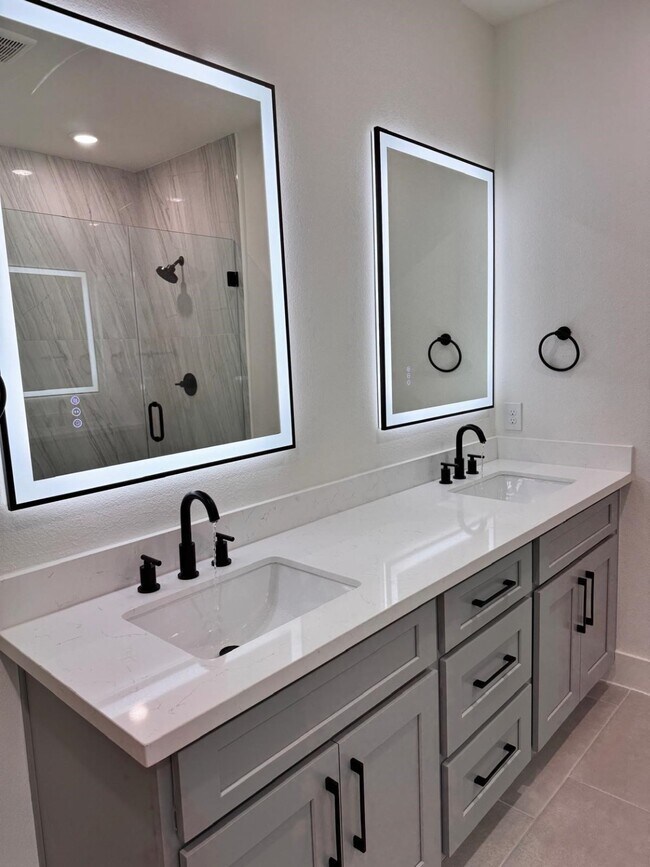 Building Photo - 2708 Nagle St