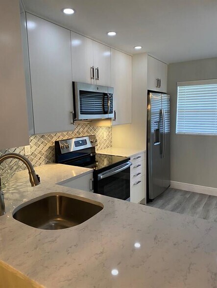 Building Photo - 5155 E Sabal Palm Blvd