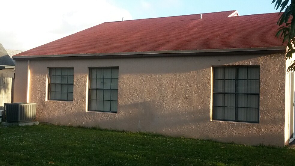 Building Photo - 2441 SW 82nd Ave